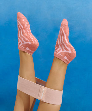 CLASSIC LOW RISE GRIP SOCKS IN GRAPEFRUIT CORAL